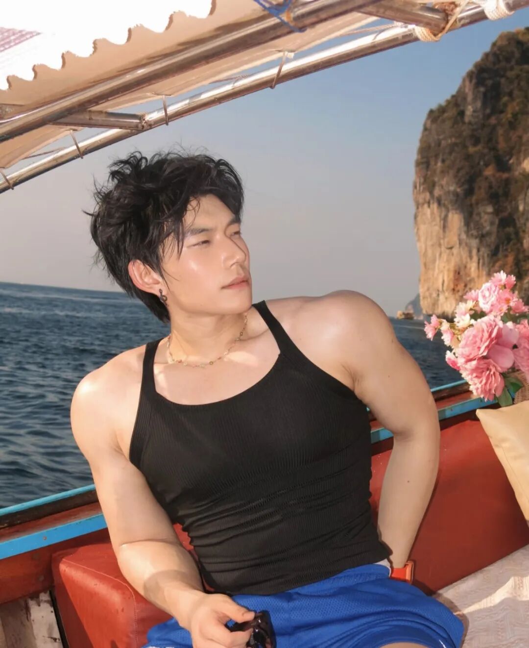 青岛痞帅脂包肌狼狗体育生，硕大身材网友直呼受不了...