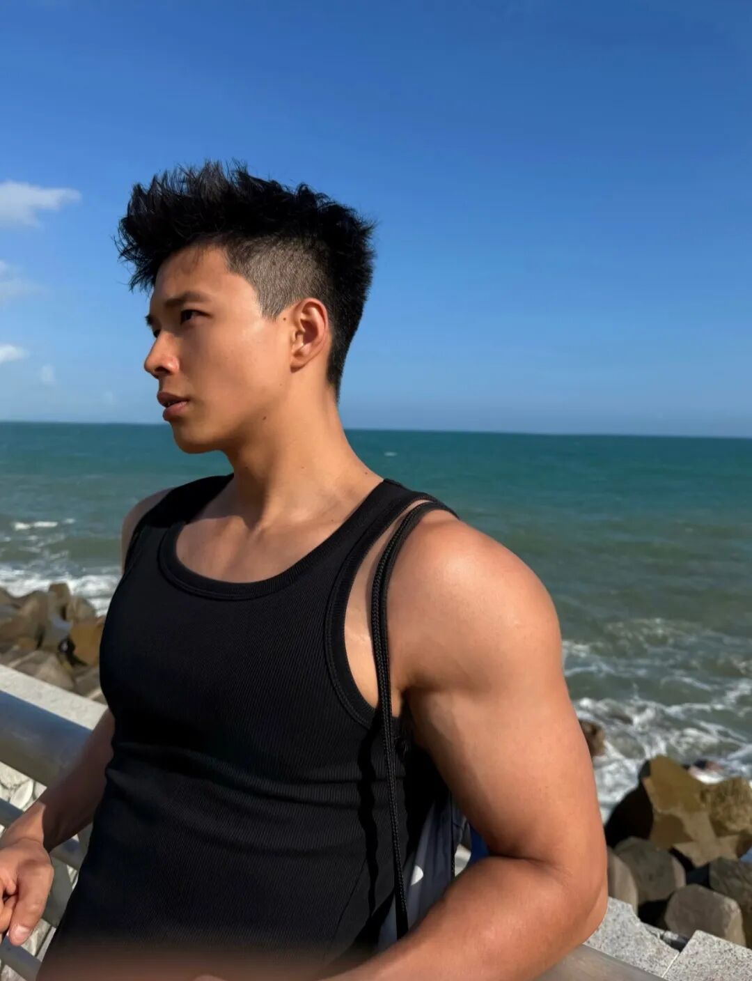 东北黑皮猛男体育生健身房大秀身材！粗腿大包持久力爆棚....