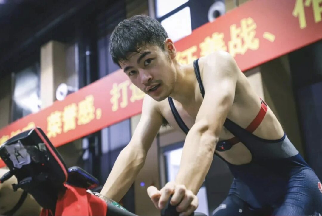 2026 冬奥会 185CM 黑龙江滑冰运动员宁忠岩得冠！自拍太上头。