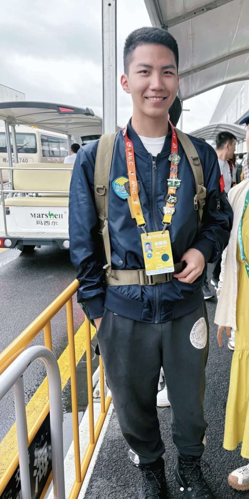 胡军 17 岁的儿子 185cm 寸头小爷们，越来越 man 啦！