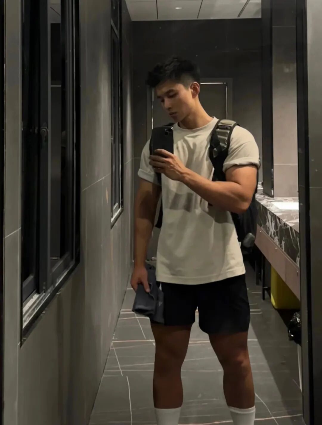 东北黑皮猛男体育生健身房大秀身材！粗腿大包持久力爆棚....