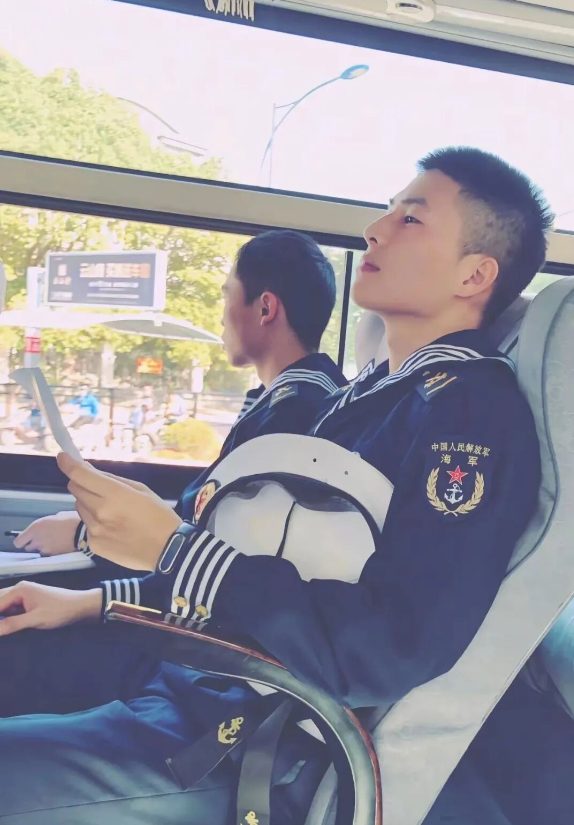 刘姥姥和迷彩兵哥一起的视频你看了吗？正装馋哭网友！