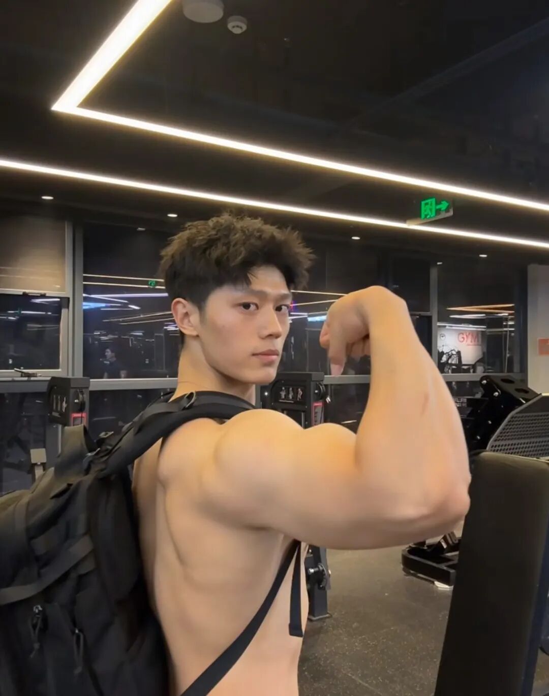 187cm 宽肩窄腰双肩包精壮猛男，粗腿大包发育的太好了...