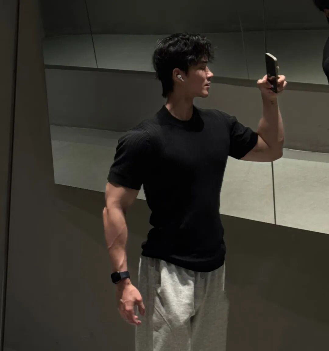 宽肩窄腰黑皮翘臀体育生,顶级男模身材,网友们集体沸腾.... 宽肩窄腰黑皮翘臀体育生,顶级男模身材,网友们集体沸腾....