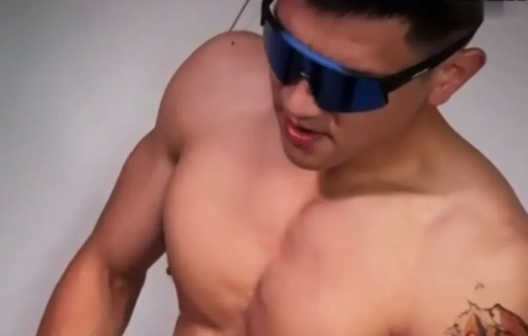 正装、墨镜！185CM 体育生战斗力太强爆火，按摩视频外网传疯了！