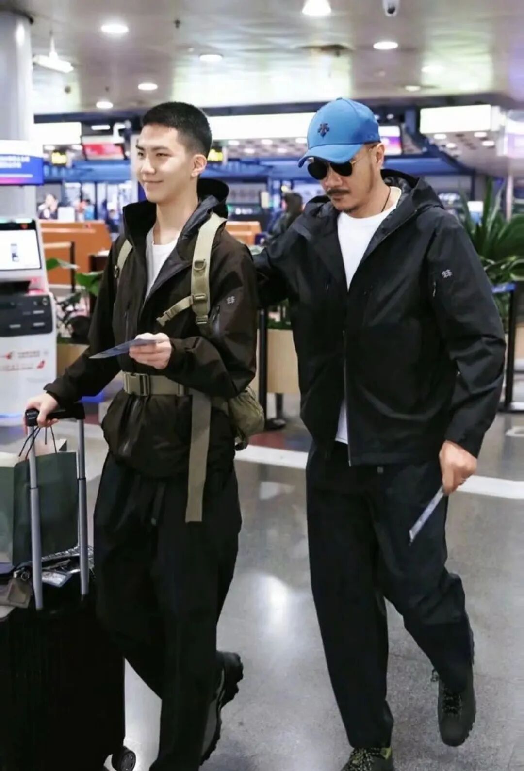 胡军 17 岁儿子 185cm 寸头爷们爱穿灰裤子！长得好 MAM！