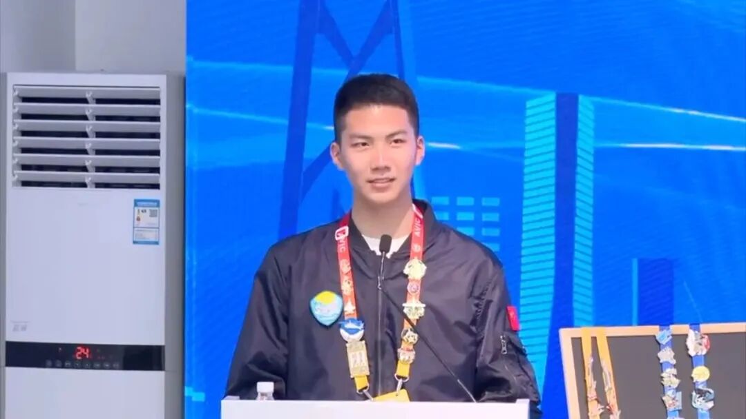 胡军 17 岁儿子 185cm 寸头爷们爱穿灰裤子！长得好 MAM！