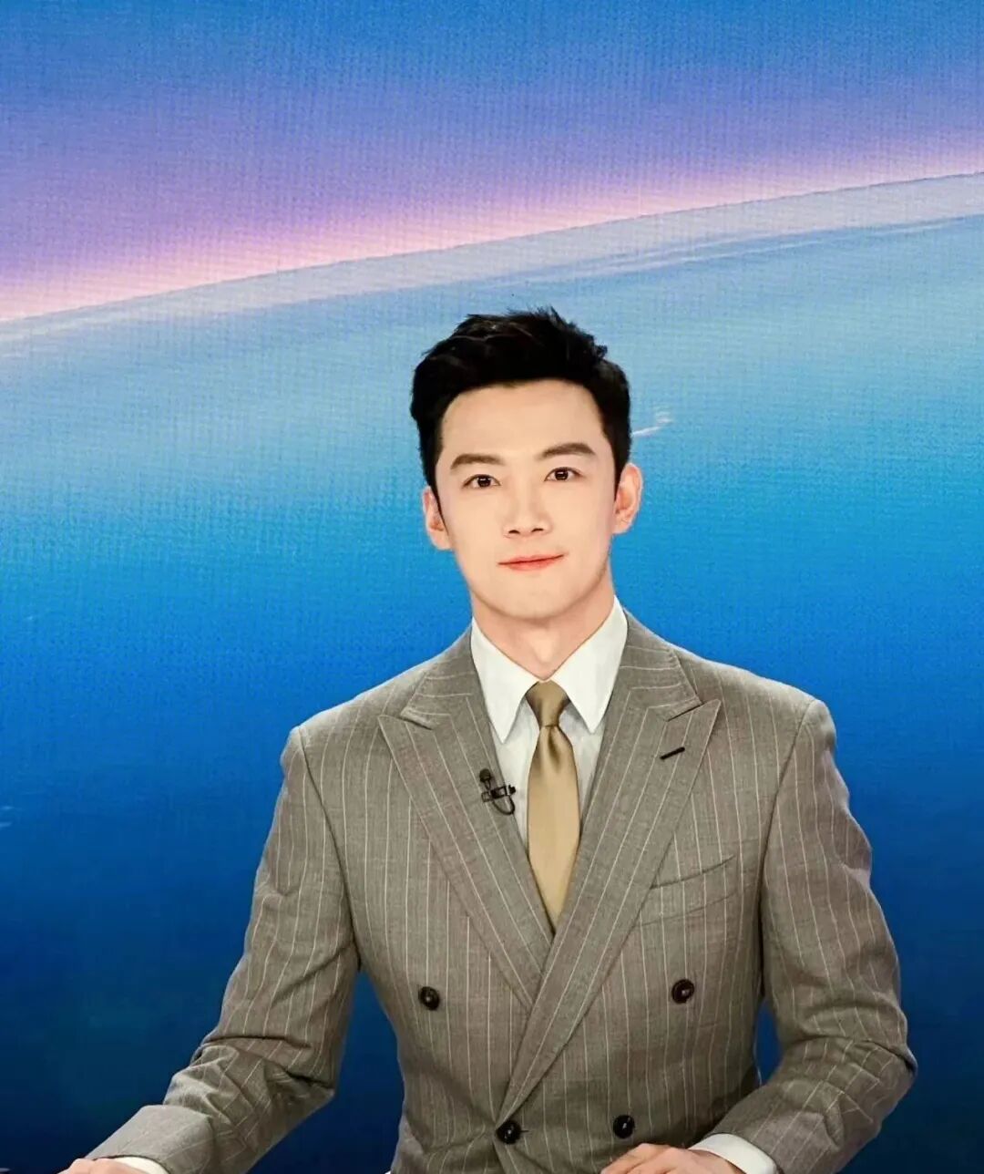 春晚正装“硬帅”男主持火了！不油腻不整容，这张“国脸”今年竟已 38 岁了？