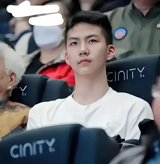 胡军 17 岁儿子 185cm 寸头爷们爱穿灰裤子！长得好 MAM！