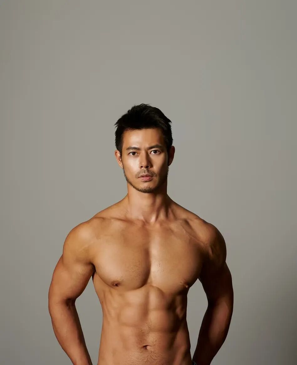 胡茬男英语老师白天上课，晚上被采访了？还下海了？