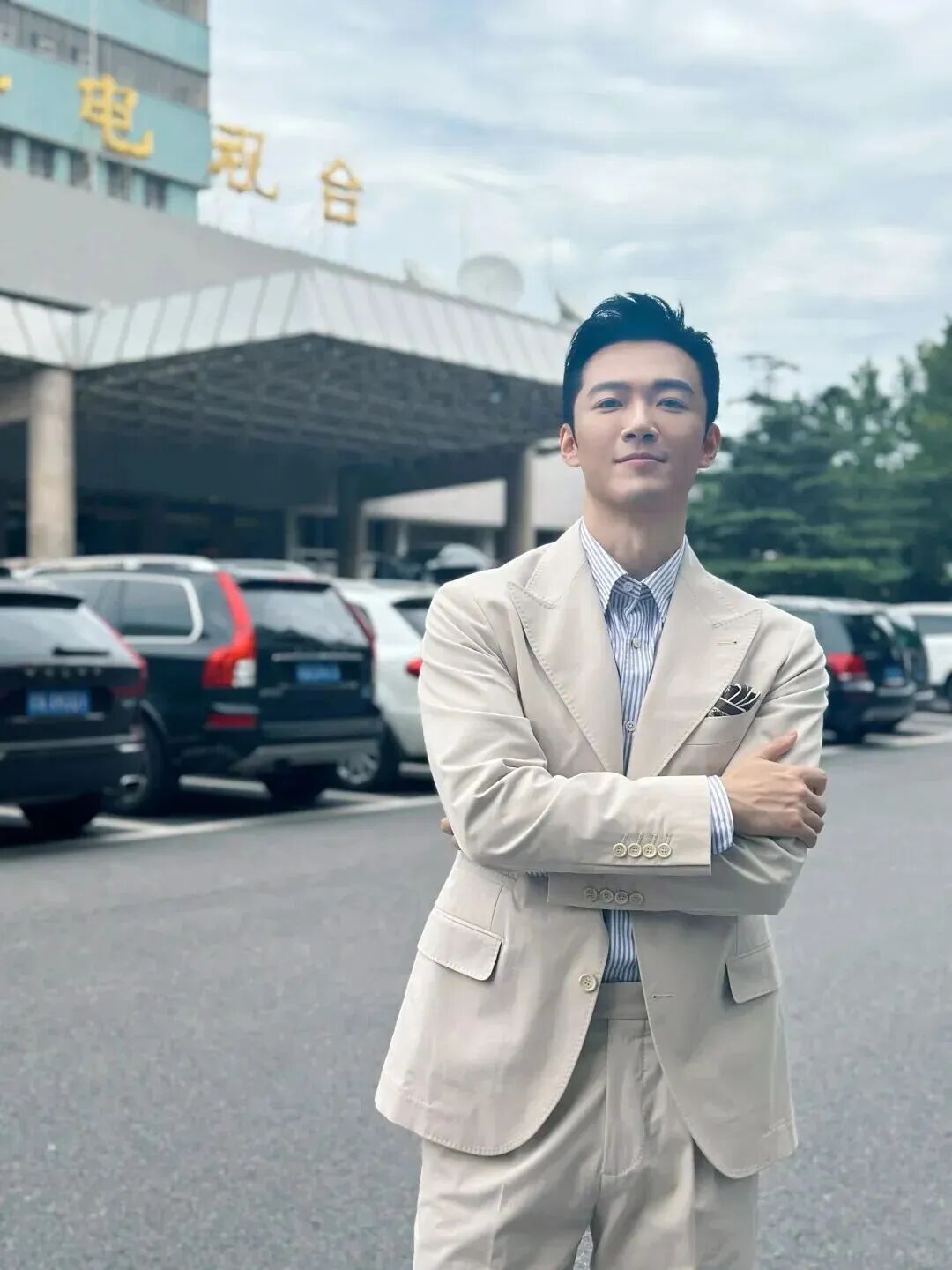 春晚正装“硬帅”男主持火了！不油腻不整容，这张“国脸”今年竟已 38 岁了？