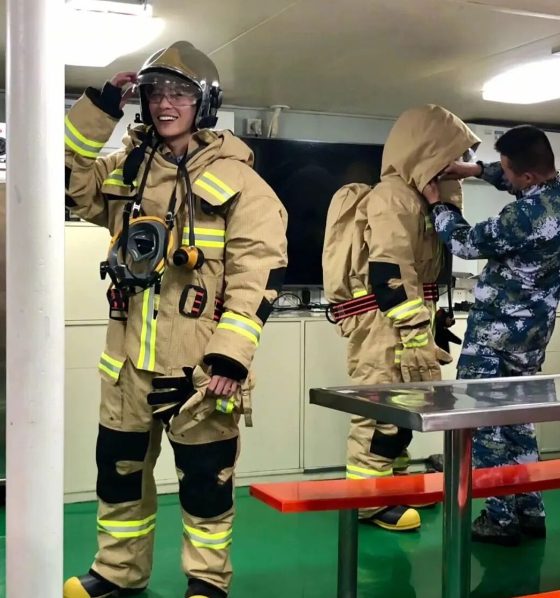 刘姥姥和迷彩兵哥一起的视频你看了吗？正装馋哭网友！