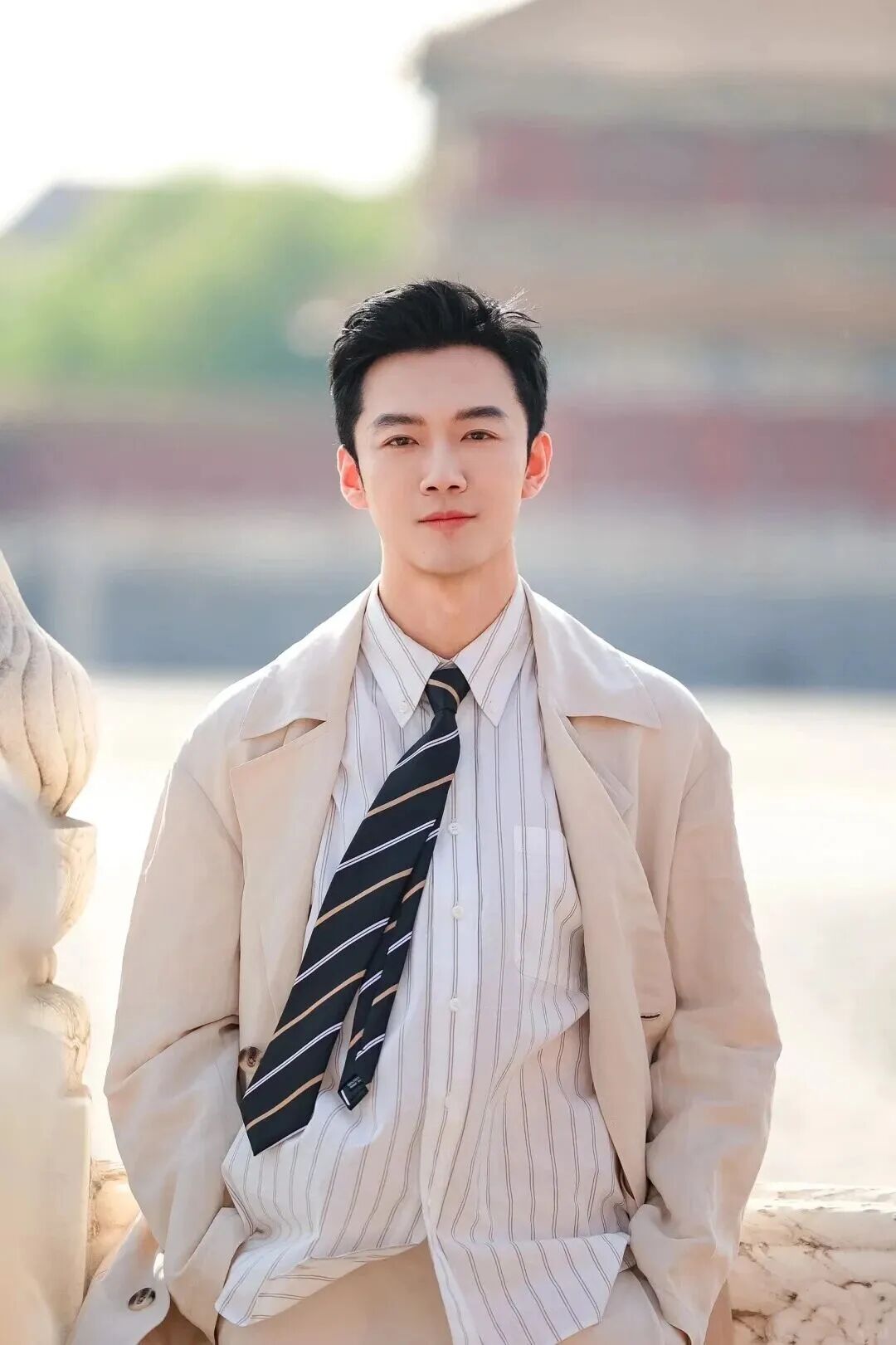 春晚正装“硬帅”男主持火了！不油腻不整容，这张“国脸”今年竟已 38 岁了？