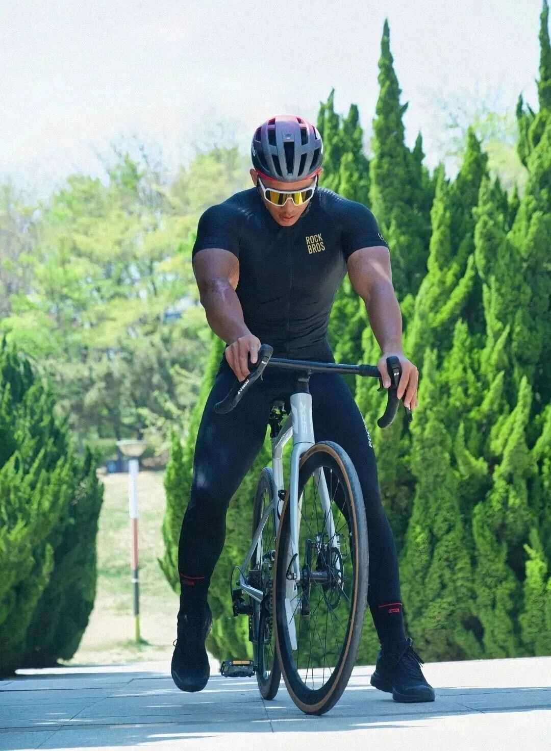 山东 188 黑皮肌肉壮汉，这荷尔蒙天花板身材，实力惊人