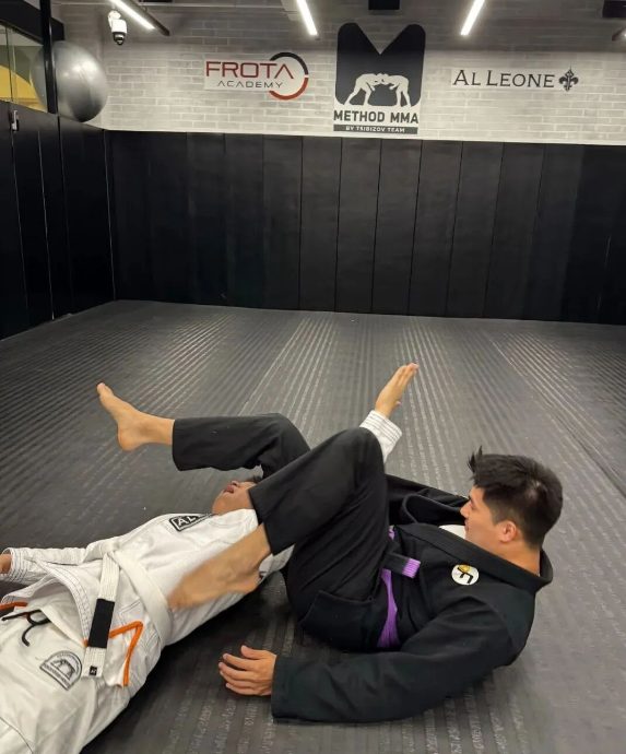 刘姥姥和迷彩兵哥一起的视频你看了吗？正装馋哭网友！