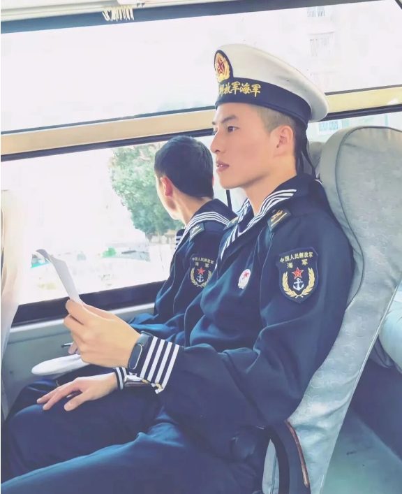 刘姥姥和迷彩兵哥一起的视频你看了吗？正装馋哭网友！