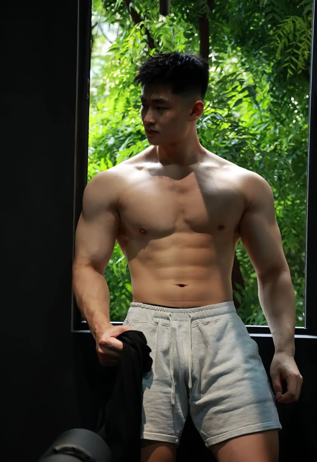 北体大毕业的粗壮肌肉小哥，篮球场大方撩衣呀！