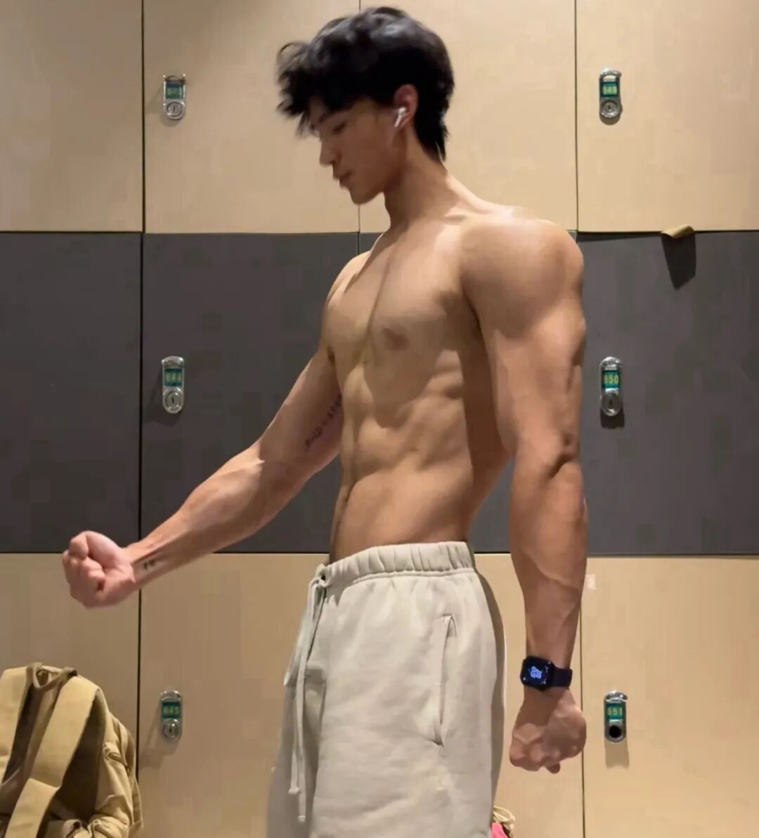 宽肩窄腰黑皮翘臀体育生,顶级男模身材,网友们集体沸腾.... 宽肩窄腰黑皮翘臀体育生,顶级男模身材,网友们集体沸腾....