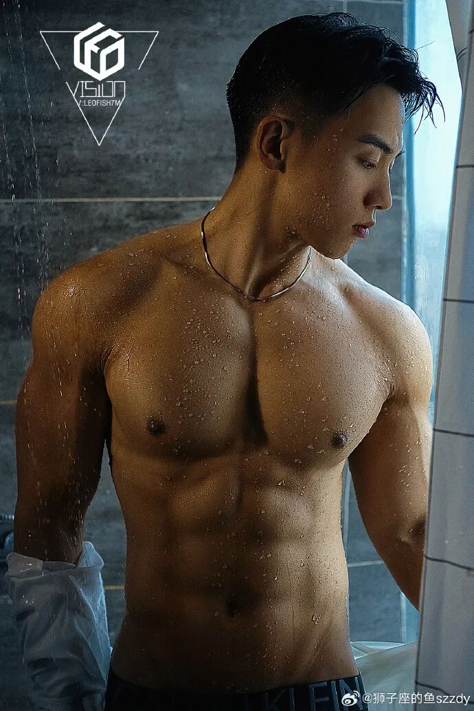 全新黑皮肌浴室戏码 超厚胸和腹肌 壮壮的帅哥水珠四溅