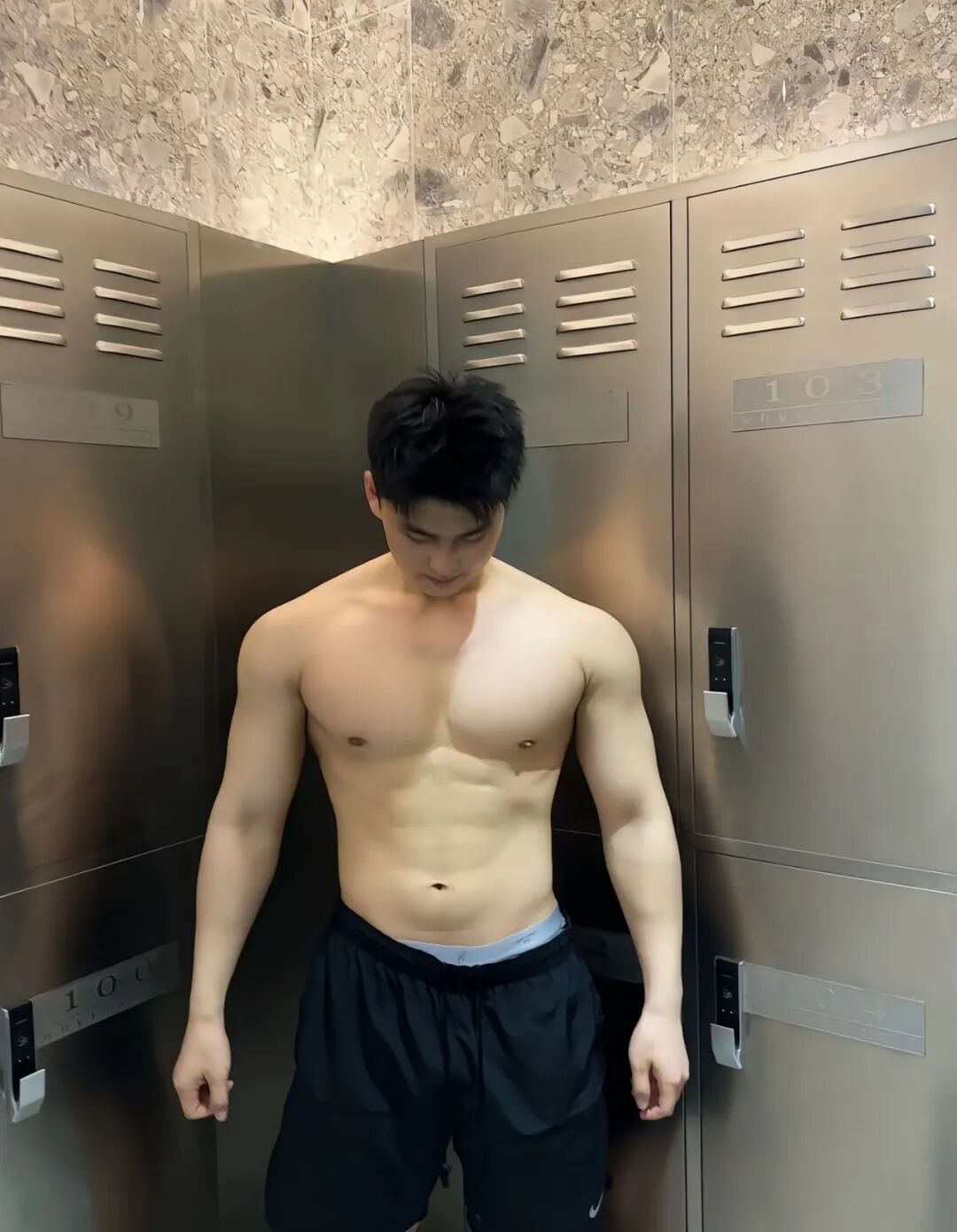 北体大毕业的粗壮肌肉小哥，篮球场大方撩衣呀！