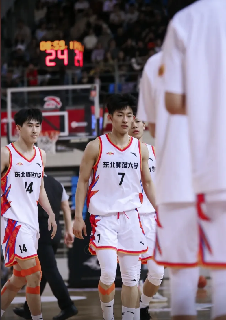 东北师大 19 岁篮球体育生被采访了！声音太 man，网友想叫爸爸！