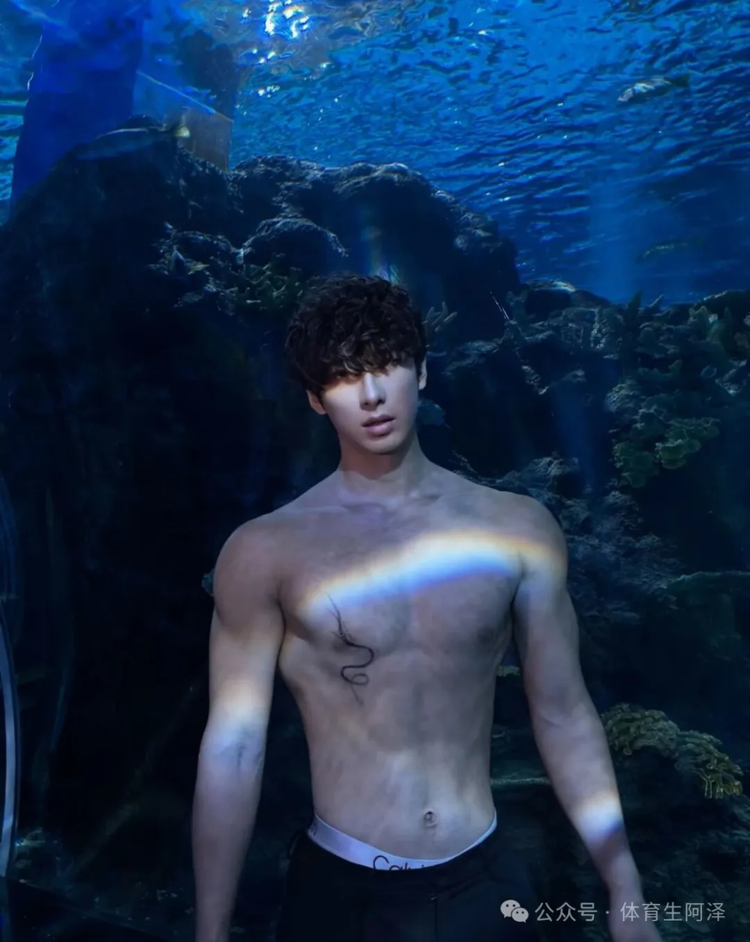 广大长腿卷毛体育生爆火！和顶流网红谈恋爱，玩的真花....-潮男潮北