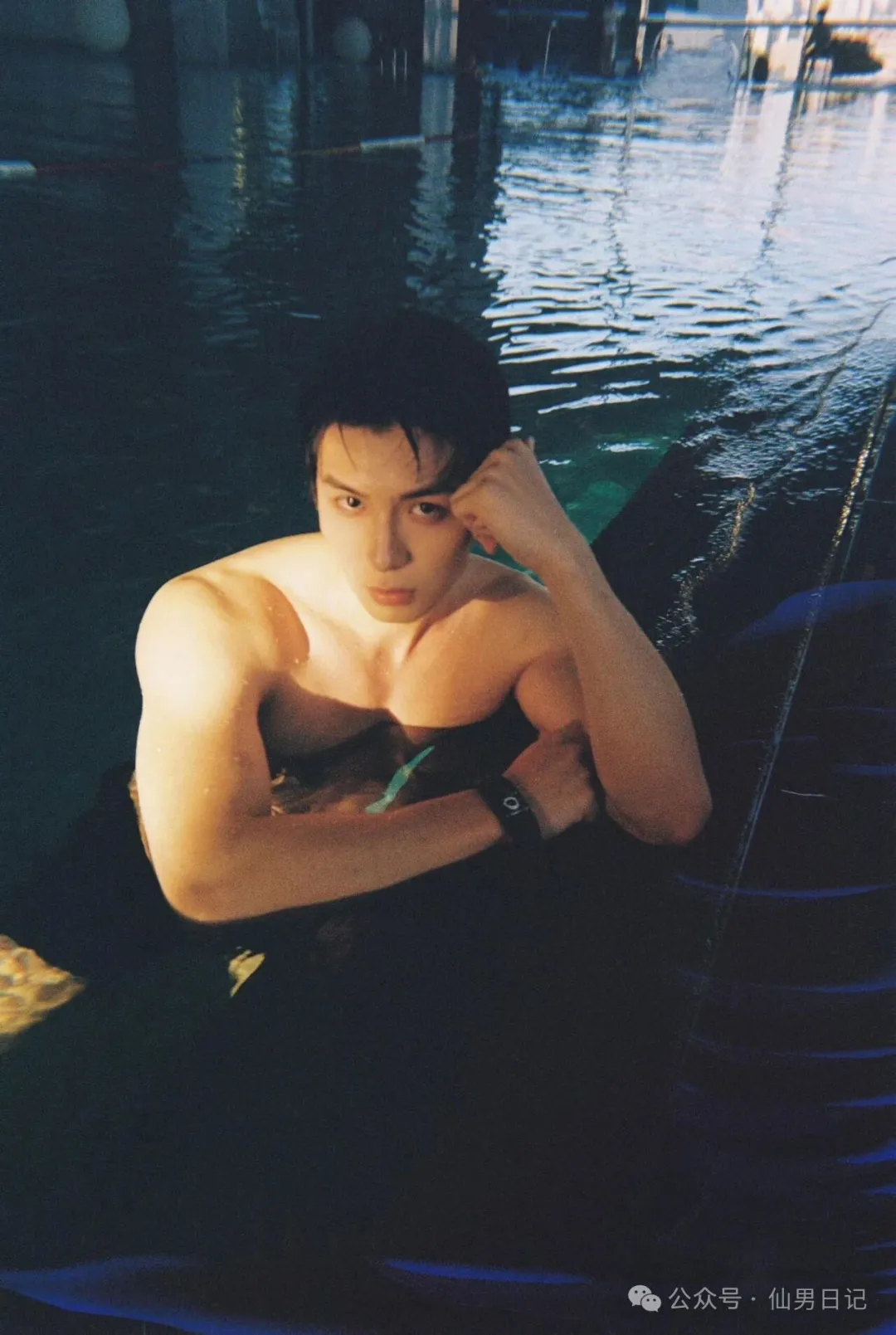 刚刚这个春节，这个腹肌帅哥在ins上杀疯了……-潮男潮北