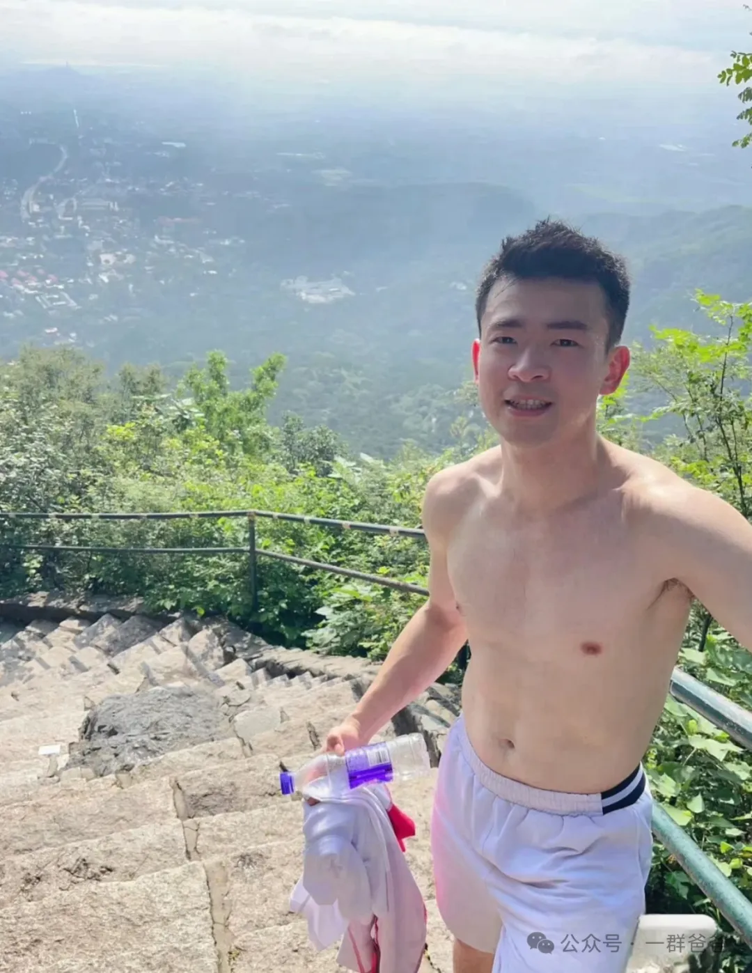 人夫郑思维强大的可怕？采访视频粗腿都不用穿灰短裤呀！-潮男潮北