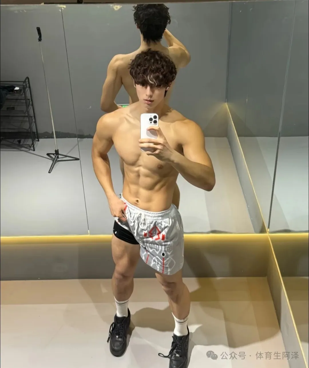 图片[1]-广大长腿卷毛体育生爆火！和顶流网红谈恋爱，玩的真花....-潮男潮北-潮男潮北